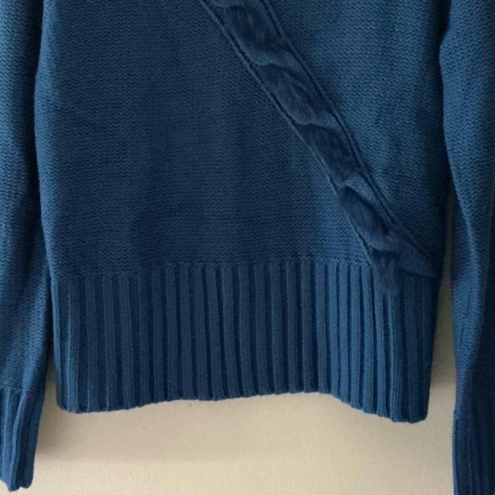 Blue v-neck knit sweater featuring a decorative faux fur trim detail🌻